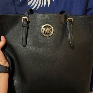 Gently used MK purse! Used twice. Great bag for work, travel and everyday!
